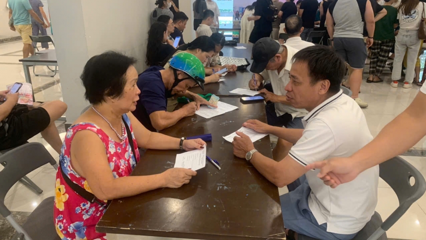 Người dân Hà Nội phấn khởi nhận quà Tết Độc lập của Chính phủ